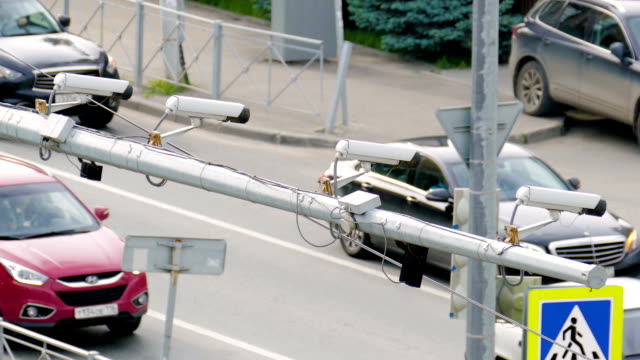 Nahaufnahme-von-vier-Verkehr-Sicherheit-Kameraüberwachung-CCTV-auf-der-Straße-in-der-großen-Stadt