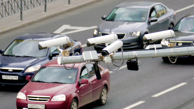 Closeup-de-cuatro-tráfico-cámara-de-vigilancia-de-seguridad-CCTV-en-el-camino-en-la-gran-ciudad