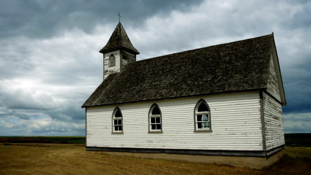 Vieja-iglesia-de-madera-con-el-paso-de-las-nubes