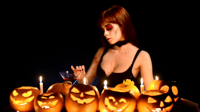 Mujer-con-calabazas-de-Halloween