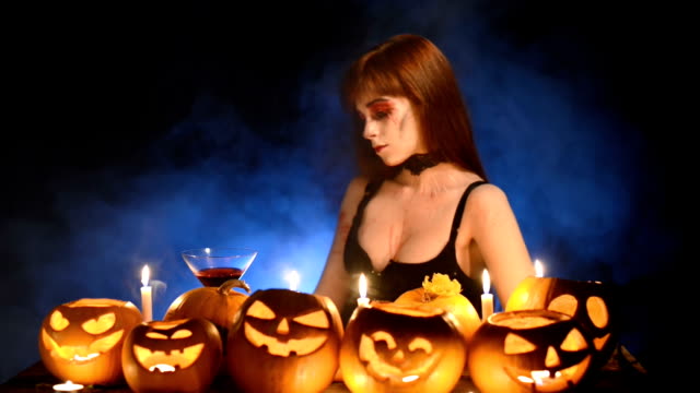 Mujer-con-calabazas-de-Halloween,-celebración-de-la-Copa-de-Cóctel