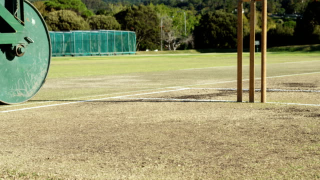 Cricket-Walze-verwendet,-um-die-Tonhöhe-im-Cricket-Ground-vorbereiten