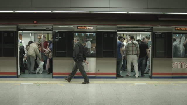 Menschen-Timelapse-im-Bahnhof-in-Istanbul,-Türkei.-12.-Juni-2015