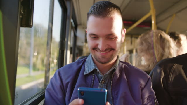 Un-hombre-joven-con-un-Smartphone-en-el-Bus