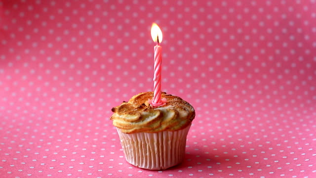 Cupcake-mit-brennenden-Kerze-zum-Geburtstag
