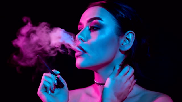 Glamouröse-wunderschöne-Brünette-Frau-rauchen-elektronische-Zigarette