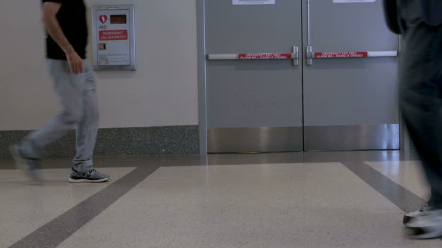 Zeitraffer-von-Menschen-zu-Fuß-hin-und-her,-in-einem-Flughafen-mit-ihrem-Gepäck