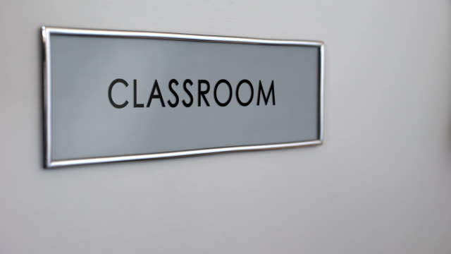Klassenzimmer-Schule-Tür,-Student-Hand-klopfen,-Closeup,-Bildungssystem,-Prüfung
