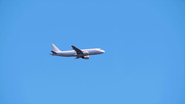 HD---Tracking-Flugzeug-in-den-Himmel