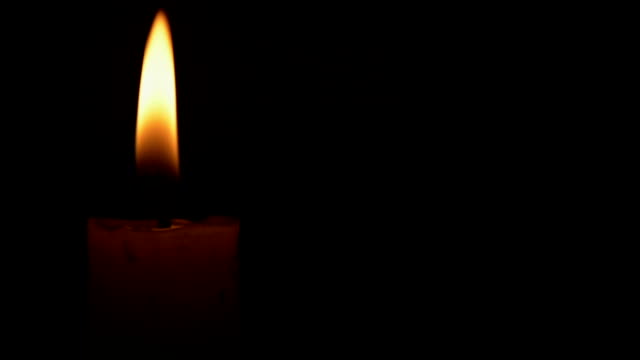 Kerze-in-schwarzem-Hintergrund