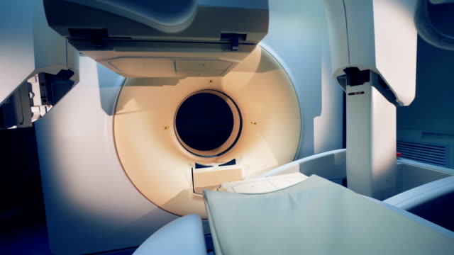 CAT-Scanner-befindet-sich-in-einem-dunklen-Krankenzimmer.-CT-oder-MRI-Scanner.