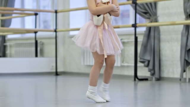 Kleines-Mädchen-in-Ballett-Klasse