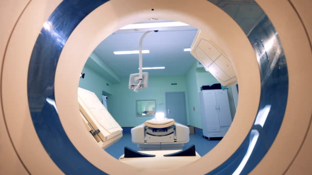 Umzug-durch-den-Scanner-Bohrung-einer-tomografischen-Maschine-in-Richtung-seines-Bettes-und-Scannen-Plattformen