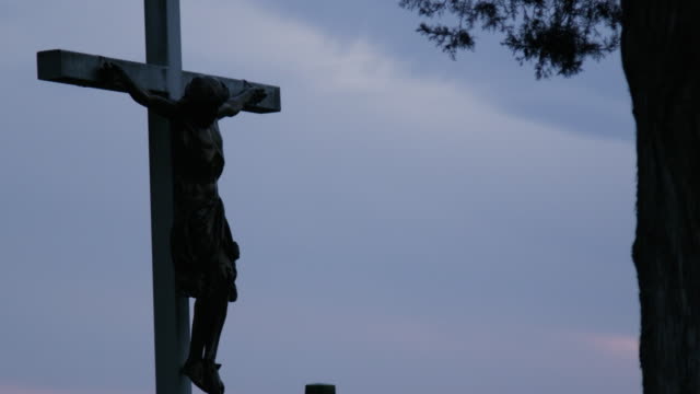 Kruzifix-Kreuz-bei-Sonnenuntergang-Friedhof