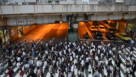 Beschäftigt-Zebrastreifen-in-Osaka-Japan