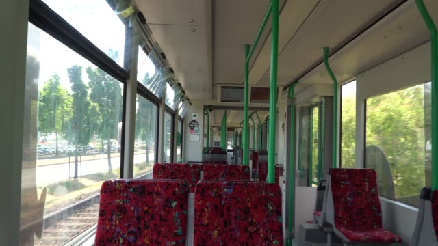 Innenansicht-der-Straßenbahn-in-Deutschland