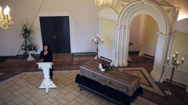 mujer-triste-y-el-ataúd-en-el-funeral-en-la-iglesia-ortodoxa