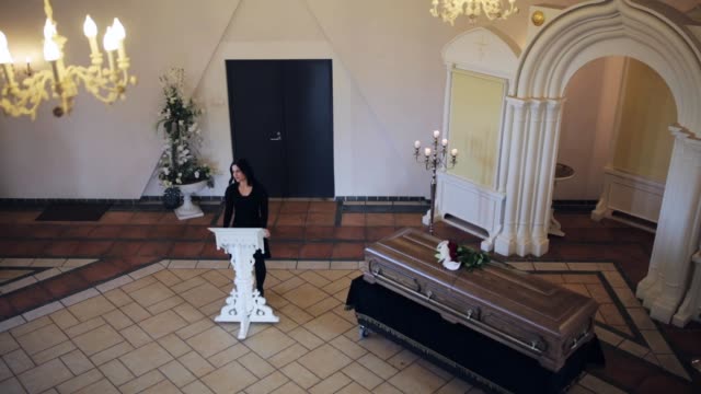 traurige-Frau-und-Sarg-bei-Beerdigung-in-der-orthodoxen-Kirche