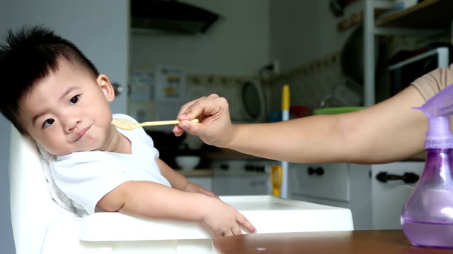 Baby-sich-weigert-zu-essen,-Feeding-Probleme-Konzept