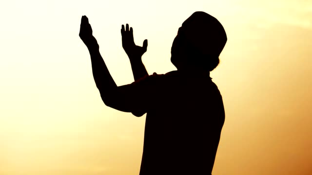 Primer-plano:-Los-hombres-musulmanes-orando-para-las-bendiciones-de-Dios