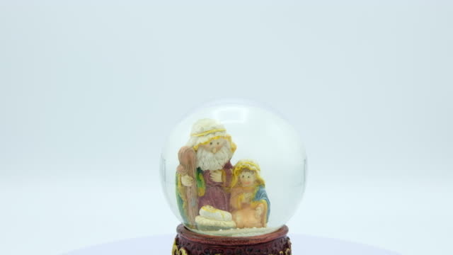Christmas-nativity-scene-inside-crystal-ball.
