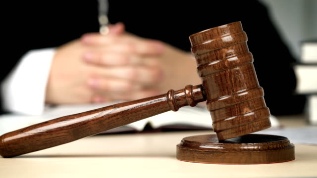 Juez-sentado-detrás-del-escritorio-en-la-sala,-que-representa-la-ley,-sentencia-justicia