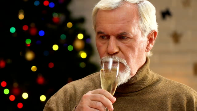 Anciano-deprimido-bebiendo-champaña-solo-en-Navidad,-niños-desaparecidos