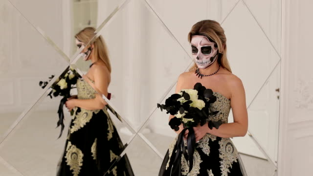 Ein-Mädchen-in-einem-Kleid-und-Make-up-in-Form-eines-Skeletts-auf-Halloween.