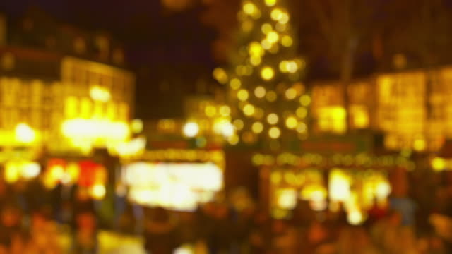 Christmas-Market-Impressionen---defokussierten-Schuss-von-einem-schönen-Weihnachtsmarkt-bei-Nacht---ProRes