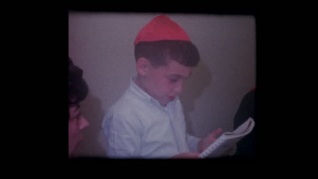 De-1967-joven-niño-judío-Lee-las-cuatro-preguntas-en-el-seder-de-la-Pascua