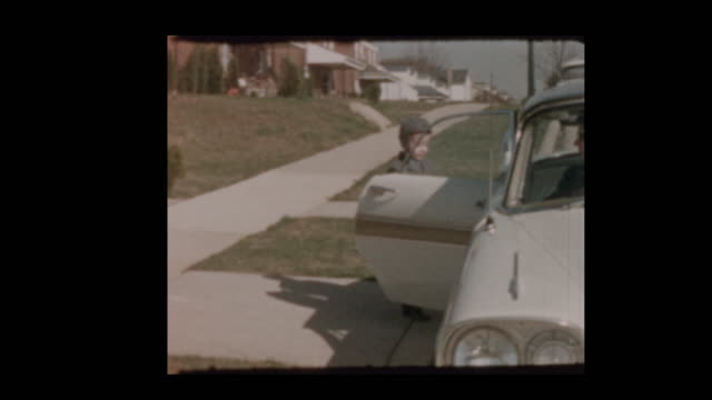 1959-kleiner-Junge-Brände-Kappe-Waffe-bekommt-in-Oldtimer-mit-Mutter-und-fährt