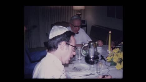 Abuelo-de-1971-conduce-oración-sobre-el-vino-en-el-seder-de-la-Pascua