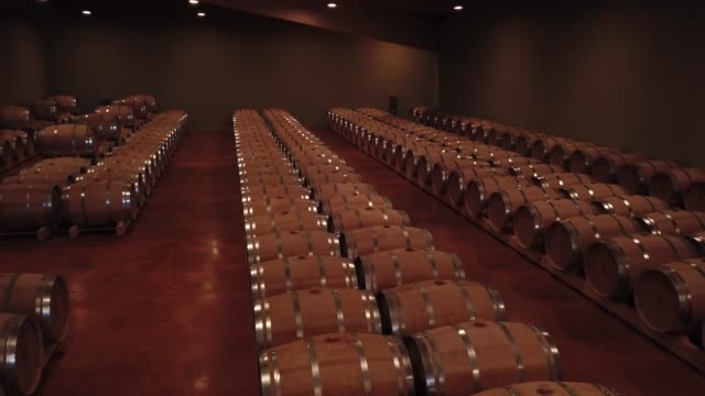 Luftbild-Fässer-in-einem-Weinkeller,-Weingut-in-Bordeaux,-Frankreich