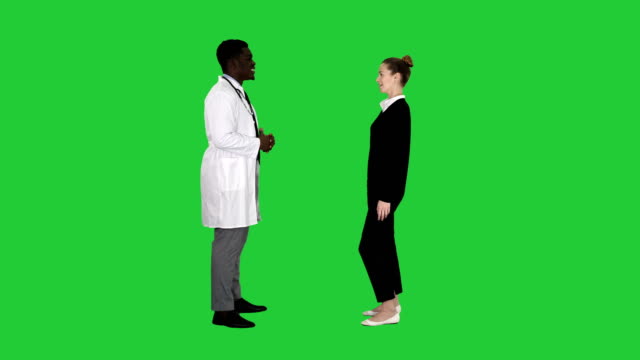 Médico-conocido-con-un-paciente-en-una-pantalla-verde-Chroma-Key