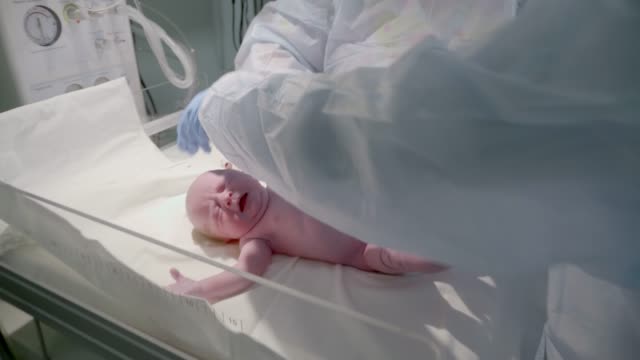 Niedliche-Baby-Neugeborenes-mit-Hand-Clip-an-Nabelschnur-in-einer-Krankenhaus-Gärtnerei.