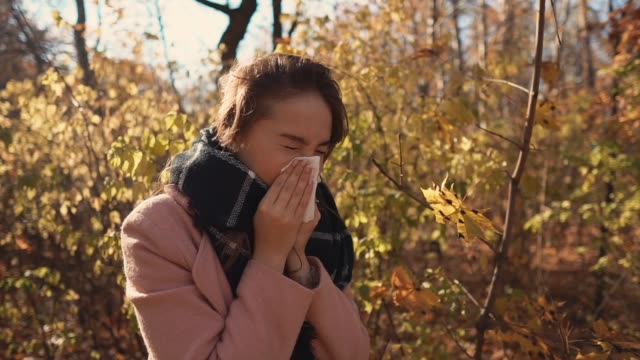 Chica-alérgica-en-un-bosque-en-otoño.