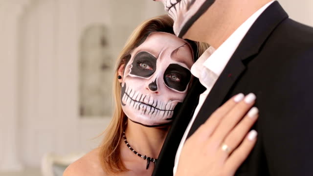 Porträt-eines-jungen-Paares-in-der-Halloween-Maske-in-einem-schönen-Interieur.