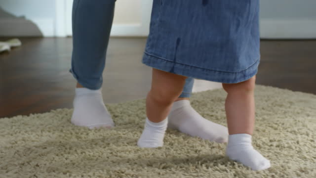 Baby-Girl-caminando-con-el-apoyo-de-la-madre