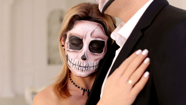Creepy-couple-of-actors-with-scary-Halloween-makeup-in-vintage-costumes.