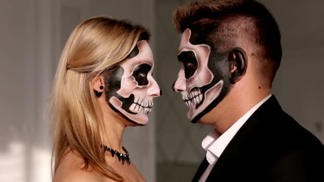 Retrato-de-una-joven-pareja-con-la-máscara-de-Halloween.-Primer-plano.