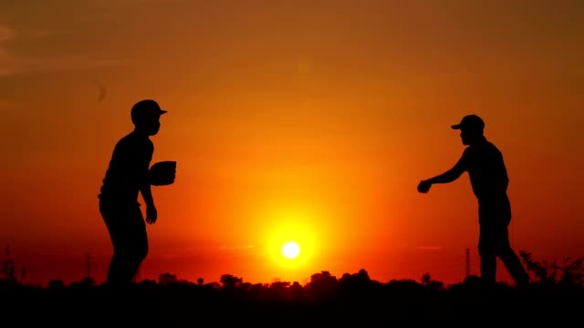 Silueta-de-béisbol,-dos-hombres-estaban-practicando-lanzando-una-pelota-de-béisbol-y-juntando