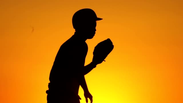 Silhouette-Mann-mit-einem-Baseballhandschuh-fangen-einen-Baseball