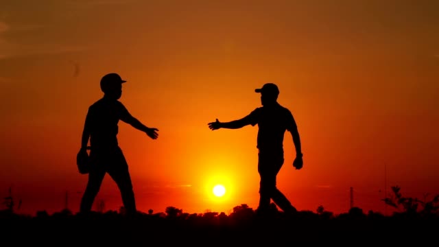 Silhouette-Baseball-zwei-Männer-mit-einem-Handschlag-koordiniert
