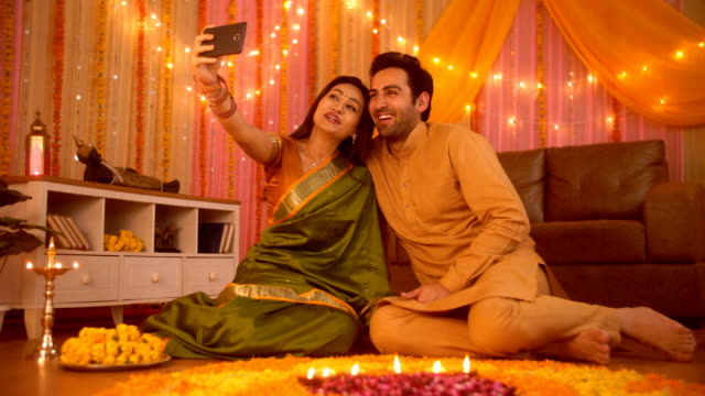 Familia-india-nuclear-celebrando-el-festival-Diwali-y-tomando-un-selfie-de-nuevo-teléfono-inteligente