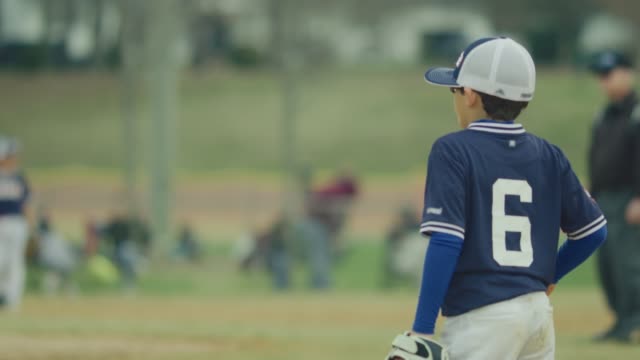 Movimiento-lento-de-un-niño-que-se-mueve-en-el-campo-durante-un-partido-de-béisbol