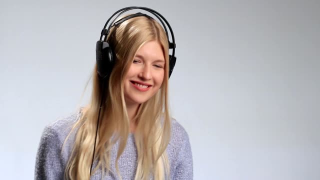 Teenager-Mädchen-mit-Kopfhörern-hört-Musik