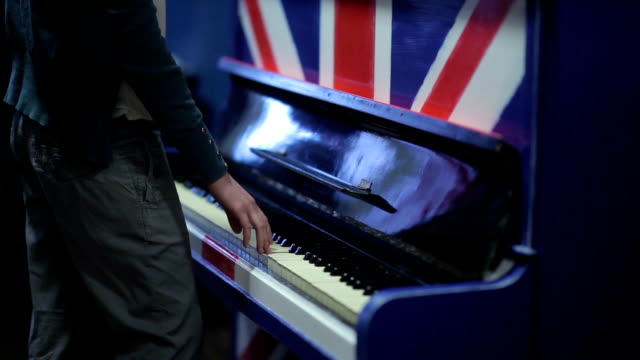 Mädchen-spielt-Klavier