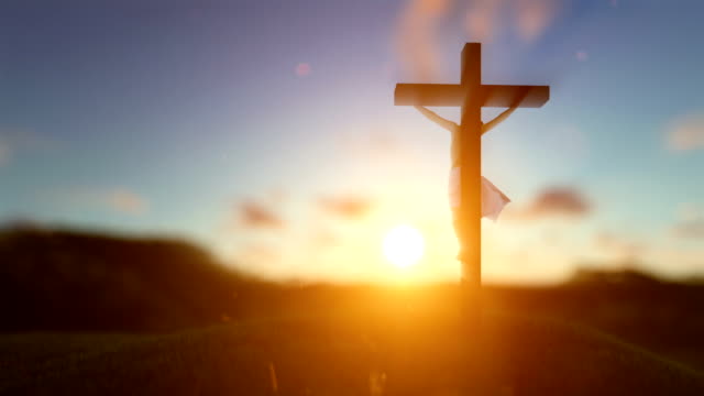 Silueta-de-Jesús-con-cruz-sobre-fondo-puesta-de-sol,-borrosa,-mate-de-luminancia-unida