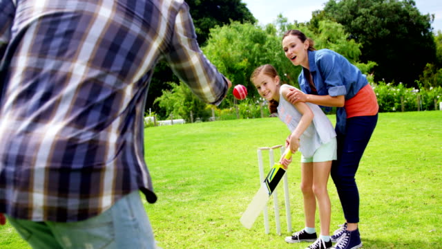 Glückliche-Familie-spielen-cricket