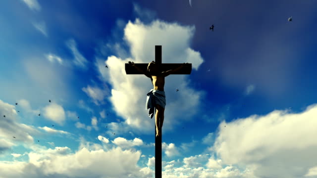 Jesus-Kreuz-gegen-himmlischen-blauen-Himmel-mit-Tauben-fliegen